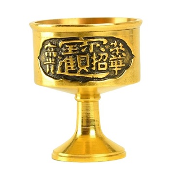 Буддийское благословение чаши святой воды в Тибете