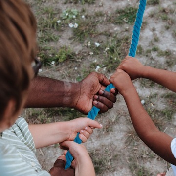 Военная игра на перетягивании каната. Детские семейные игры для вечеринок на свежем воздухе.