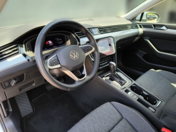 Volkswagen Passat B8 Variant Facelifting 2.0 TSI 190KM 2023 Volkswagen Passat 2.0 TSI / 190 KM DSG-7 Dach szkl, zdjęcie 18