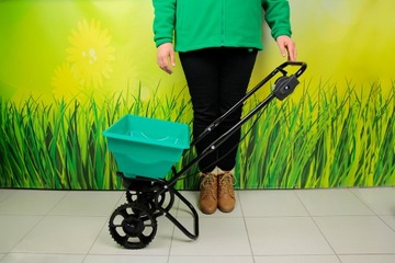 SIEWNIK OGRODOWY ROTACYJNY NA KOŁACH 15L GR0035