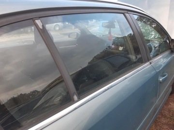 OPUSTIT SKLO (OKNO) ZADNÍCH PRAVÝCH DVEŘE OPEL SIGNUM 2004R