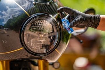 Препарат Muc-Off для очистки козырьков и линз шлемов, очков и мотоциклов.