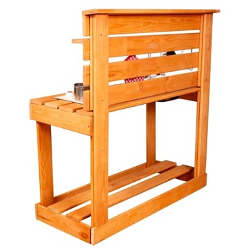 Садовая глинобитная кухня для приусадебного участка с деревянными аксессуарами