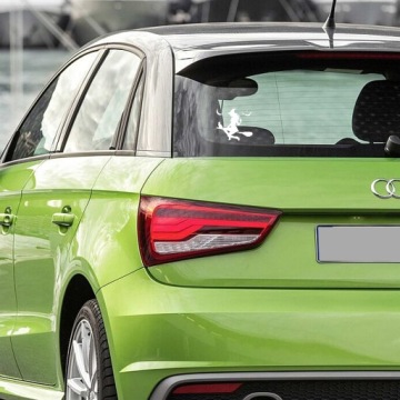 Автомобильная наклейка ВЕДЬМА НА МЕТЛЕ С КОШКОЙ - идеальный аксессуар, долговечный.