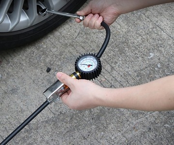 ПНЕВМАТИЧЕСКИЙ ПИСТОЛЕТ ДЛЯ НАКАЧАНИЯ ШИН С МАНОМЕТРОМ КОМПРЕССОРА