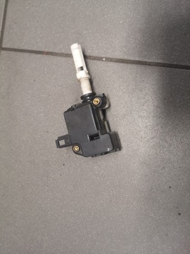 VZPĚRA/TLAKOVAČ ZÁMKU KRYT VW PASSAT B5 3B0959781D