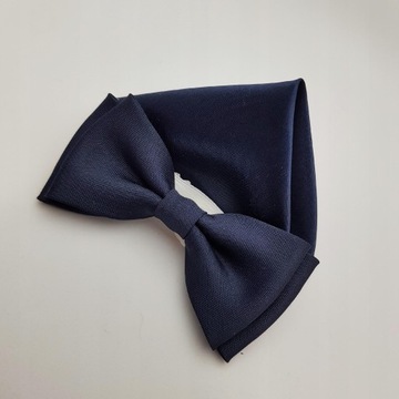 ГАЛСТУК-БАБОЧКА ПРИЧИНЕНИЯ, ТЕМНО-СИНИЙ ГАЛСТУК-БАБОЧКА С БЕЛОЙ КАРМАННОЙ КЛЕТКОЙ