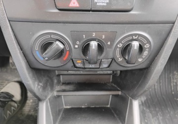 Suzuki Vitara III SUV 1.6 VVT 120KM 2016 Suzuki Vitara 2016r, 1.6 Benzyna. Uszkodzony tyl i lekko przod. Jezdzi., zdjęcie 14