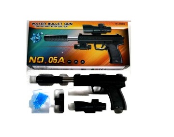 Pistolet z celownikiem laserowym na kulki