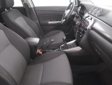 Suzuki Vitara III SUV Facelifting 1.0 BoosterJet 111KM 2019 Suzuki Vitara 1.0 BoosterJet, Salon Polska, zdjęcie 8