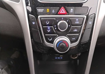 Hyundai i30 II 2015 Hyundai i30 2015r. 1.6 CRDI. Uszkodzony tyl i lekko lewy przod. Jezdzi., zdjęcie 14