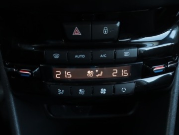 Peugeot 208 I Hatchback 5d Facelifting 1.2 PureTech 110KM 2017 Peugeot 208 1.2 PureTech, Klima, Klimatronic, zdjęcie 12