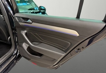 Volkswagen Passat B8 Variant Facelifting 2.0 TDI SCR 150KM 2022 Volkswagen Passat Unikatowe wyposazenie - Masaze - 4 kamery - LED Matrix -, zdjęcie 13