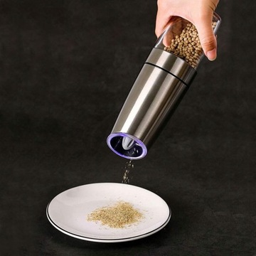 На клонах) оттенки серого и серебра.