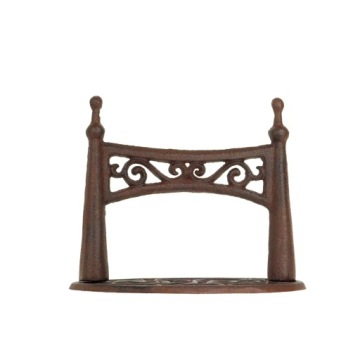 Чугунный скребок для чистки обуви.