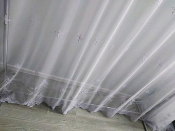 ГЛАДКИЙ МАТОВЫЙ ТЕНТ, ЦВЕТОЧНЫЙ УЗОР, БЛЕСК ГОСТИНОЙ