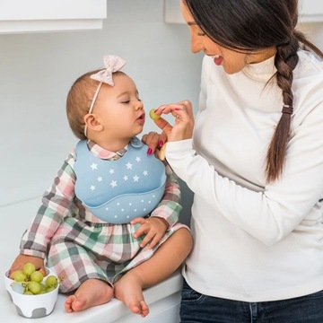 BABYONO Силиконовый нагрудник с регулируемой застежкой.