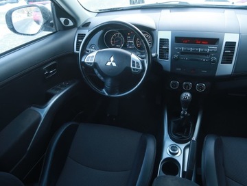 Mitsubishi Outlander II 2.4 MIVEC 170KM 2010 Mitsubishi Outlander 2.4 MIVEC, 4X4, 7 miejsc, zdjęcie 6