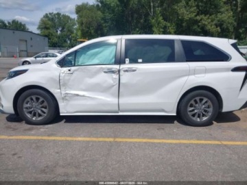 Toyota Sienna III 2024 Toyota Sienna XLE 2024 2.5L 2.5 Hybryda 189KM, zdjęcie 2