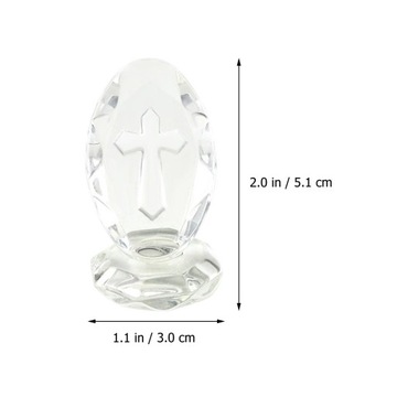 Zdjęcie Prezenty Figurka z przezroczystego szkła na stole z krzyżem