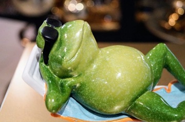 ФИГУРКА ЛЯГУШКА НА СТУЛЕ