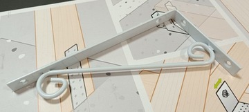 WSPORNIK POD PÓŁKĘ Z DEKORACYJNYM ORNAMENTEM 250x120 mm OZDOBNY BIAŁY METAL