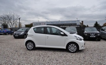 Toyota Aygo I Hatchback 5d Facelifting 1.0 VVT-i 68KM 2013 Toyota Aygo Klimatyzacja Nawigacja TOM TOM Elektryczne Szyby Benzyna 68KM, zdjęcie 4