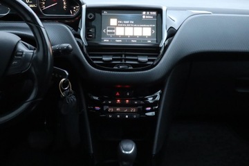 Peugeot 2008 I SUV Facelifting 1.2 PureTech 110KM 2018 Peugeot 2008 1.2 PureTech, Salon Polska, Automat, zdjęcie 11