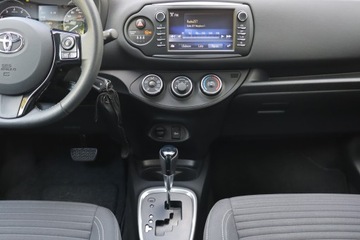 Toyota Yaris III Hatchback 5d Facelifting 2017 1.5 Dual VVT-iE 111KM 2018 Toyota Yaris 1.5 Dual VVT-i, Salon Polska, zdjęcie 11
