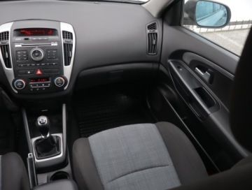 Kia Ceed I SW Facelifting 1.6 CRDi VGT 115KM 2010 Kia Ceed 1.6 CRDi, Salon Polska, Klima, zdjęcie 7