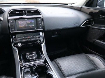 Jaguar XE Sedan 2.0 i4 180KM 2018 Jaguar XE 20d, 177 KM, Automat, Skóra, Navi, zdjęcie 7