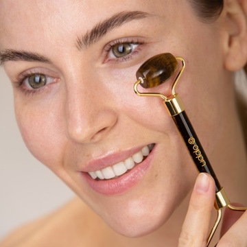 МАССАЖНЫЙ РОЛИК ДЛЯ ЛИЦА уменьшает отеки и темные круги под глазами.