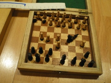 шахматные часы старые деревянные шахматные фигуры и хрустальные фигуры шахматная доска