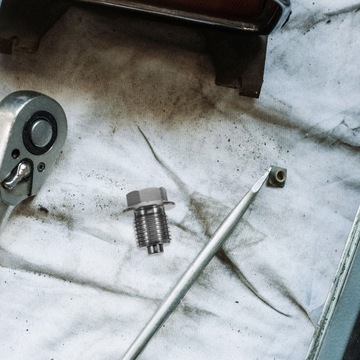 ŚRUBA SPUSTOWA OLEJU MAGNETYCZNEGO Z MONTAŻEM KORKA MISKI OLEJOWEJ