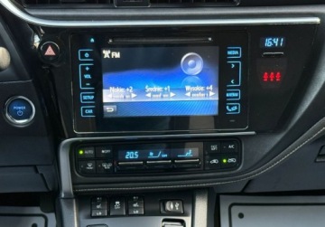 Toyota Auris II Touring Sports Facelifting 1.8 Hybrid 136KM 2016 Toyota Auris salon Polska, Podgrzewane fotele, Kamera 1.8 Hybryda 136KM, zdjęcie 7