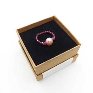 Duża perła i rubiny, pierścionek elastyczny na gumce