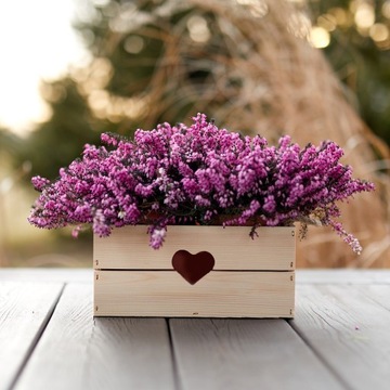 Декоративная шкатулка с сердечком на деревянных цветах.