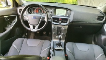 Volvo V40 II Hatchback 2.0 D2 DRIVE-E 120KM 2015 Volvo V40 2.0 D2 120KM # Momentum # Navi #, zdjęcie 4