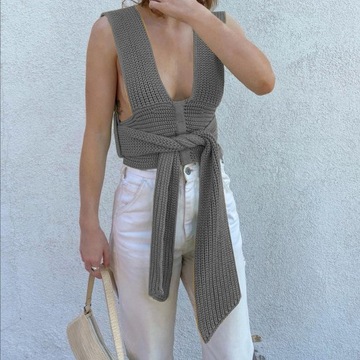 Elegantný dámsky sveter s odhalenými ramenami, pletený šedý