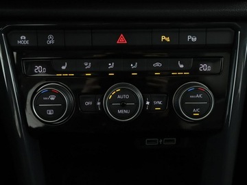 Volkswagen T-Roc I SUV 1.5 TSI ACT 150KM 2018 Volkswagen T-Roc Carat skóra panorama virtual, zdjęcie 29