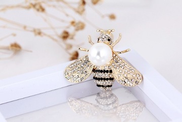 Broszka przypinka elegancka z pszczółką owad cyrkonie z białymi perłami