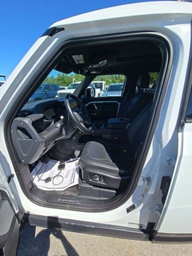 Land Rover Defender IV (L663) 2024 Land Rover Defender 130 X-Dynamic SE 2024 3.0 Benzyna 395KM, zdjęcie 6
