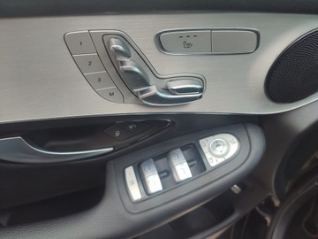 Mercedes GLC C253 Coupe 2.0 300 245KM 2019 Mercedes-Benz GLC I 300 4Matic 9G-TRONIC 2.0 Benzyna 245KM 2019r, zdjęcie 10