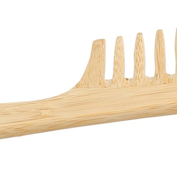 Бамбуковая расческа с широкими зубьями и ручкой.