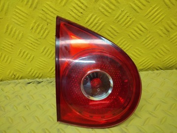 VW GOLF V LAMPA LEWY TYŁ W KLAPE BAGAŻNIKA 1K6945093E