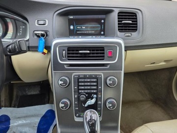 Volvo S60 II Sedan Facelifting 2.0 T5 DRIVE-E 245KM 2015 VOLVO S60 II Premium Plus T5, 2.0l benzyna 245KM Dokumentacja pochodzenia, zdjęcie 10