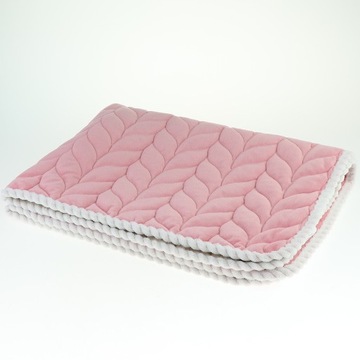 Стеганый чехол на диван с собакой