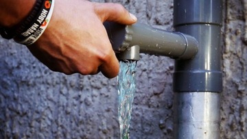 Уловитель дождевой воды с клапаном из желоба 80мм.