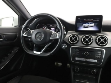 Mercedes Klasa A W176 Hatchback 5d Facelifting 180 122KM 2017 Mercedes A 180 AMG Line full LED Podg.fotele i, zdjęcie 15