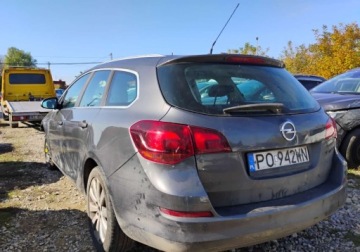 Opel Astra J Sports Tourer 1.7 CDTI ECOTEC 110KM 2011 Opel Astra 2011r, 1.7 CDTI. Uszkodzony lewy przod. Pali 1.7 Diesel 110KM, zdjęcie 2